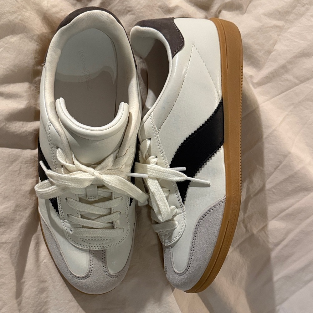 Universal Thread White Sneakers with Black Accents and Tan Sole